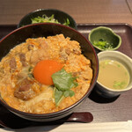 鶏はな - 東京軍鶏 親子丼 1520円
            軍鶏スープ、サラダ、香物