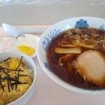 後志総合振興局食堂 - 醤油ラーメンとミニカツ丼で630円。