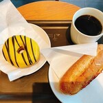 スターバックスコーヒー - チキンアラビアータ石窯フィローネ、 　バナナクリームドーナツ、Tドリップコーヒー