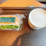 スターバックスコーヒー - Tチャイティーラテ、ショルダーハム＆５種の野菜サンド