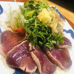 Asahino Zushi - 那智勝浦のカツオのタタキ。野菜がたっぷりポン。女将お手製の胡麻油ドレッシングが合う