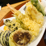 朝日野寿司 - 天ぷら盛り合わせです。豊富な野菜にビックリ