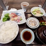 詩季倶楽部 新橋茶屋 - 刺身定食　小鉢はサラダと納豆　漬物盛り自由　飲み物黒烏龍茶無料