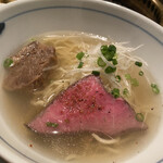 SATOブリアン - シメの塩ラーメン。昼も塩ラーメンやったな。旨味の濃い濃厚なスープ。上の煮込みもヤバイ旨い