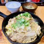 Yakisoba Semmonten Tokkan Tei - セットメニュー。肉、海鮮、そば大盛り