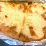 アジア食堂 ハルハナ - チーズ溢れるチーズナン