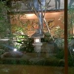 稲田屋 米子店 - 落ち着いた店内には中庭があります、