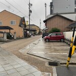 Kawaichi - 店舗の斜め向かいに駐車場