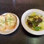 カフェ・ド・シモンズ - パンとサラダ