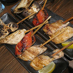 炭火焼専門食処 白銀屋 - 串焼きおまかせ五本七百八十円を二人前