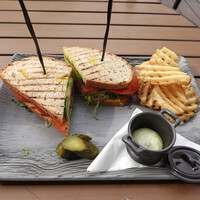 シースケープ テラス・ダイニング - アボカド B.L.T.