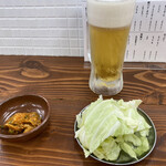 もつ焼きパラダイス富士 - お通しと生ビール