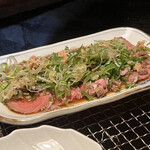 Okariba - 30年も通ってるのに、初めて食べた気がするいの豚のタタキ