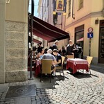 Cantine Barbaroux - 食事を終えたスーツ姿の会社員