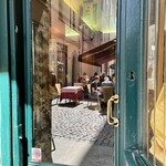 Cantine Barbaroux - 向かいの店のガラス戸に写る Cantine Barbaroux