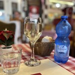 Cantine Barbaroux - 今日は、白ワイン、赤ワイン (それぞれ3.5€)、Acqua Frizante(500ml 1.5€) と