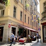 Cantine Barbaroux - 昼食を終えて「Cantine Barbaroux」を出てくる人 (マスク姿)