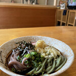 Ooshimaya - ずっと「行きたい」と思ってた店。冷たいぶっかけ、紫の麺は「ぶどう」練り込みうどん。麺はすごくみずみずしい