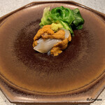 日本料理 TOBIUME - レタスの下にはムラサキ海胆とアオリイカ