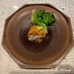 日本料理 TOBIUME - レタスの下にはムラサキ海胆とアオリイカ