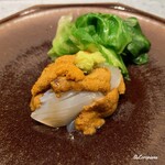 日本料理 TOBIUME - レタスの下にはムラサキ海胆とアオリイカ