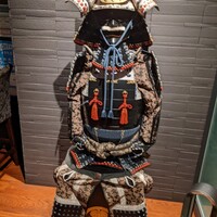 SAMURAI dos Premium Steak House 八重洲鉄鋼ビル店 - 甲冑がお出迎え