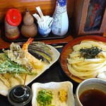 手打ちうどん 自遊席 - 「季節の天ぷら盛り合わせ ざるうどん (冷)」