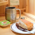 Komeda Ko-Hi-Ten - [奥]アイスコーヒー(無糖│たっぷりサイズ)＠税込680円：豆菓子付き│[右]塩キャラメルクレープ@税込620円：店舗限定