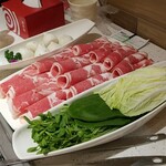 海底撈火鍋 - 手前から野菜、ラム肉、魚肉団子です