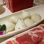 海底撈火鍋 - 魚卵入り魚肉団子のアップ