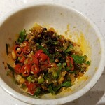 海底撈火鍋 - タイ唐辛子を加える