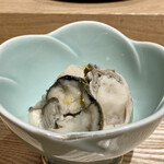 174820929 - 煮牡蠣
                        岩手県の広田湾産の牡蠣をさっと軽く煮ています。
                        牡蠣の旨味が凄く感じられてこれ美味しい♪
                        柚子の香りが良かった。