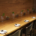 野菜巻き串屋 うずまき - 広めのカウンター席