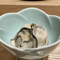 築地青空三代目 丸の内 - 煮牡蠣
                      岩手県の広田湾産の牡蠣をさっと軽く煮ています。
                      牡蠣の旨味が凄く感じられてこれ美味しい♪
                      柚子の香りが良かった。