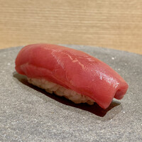 築地青空三代目 丸の内 - マグロ赤身 フジタ水産より 銚子 110kg
                    正直、このクオリティーのマグロがいただけるとは思いもしてませんでした！
                    酸味は穏やかに、ほのかに温かな赤酢のシャリがめちゃ合います。
                    旨い！