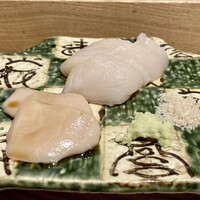 築地青空三代目 丸の内 - 帆立のお刺身 肝付き
                    帆立の肝は珍しい！
                    いただける時期は今だけです。
                    肝は煮切り醤油をさっと、さっぱりしたレバーと言った味わい、これかなりお気に入りです♪
                    帆立の貝柱は山葵と塩で、甘かったです。
