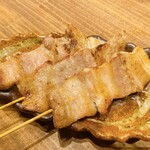 Sumibiyaki Tori Kemuri - 【豚バラ串】自家製の塩で焼く絶品の豚バラ串です。豚バラ特有の食べた時の肉の硬さを感じさせない様な柔らかな焼きと塩と脂のノリの塩梅を徹底しております。