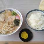 Kakumoto Chuukasoba - 肉入り中　ご飯中