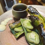 Sumibiyaki Tori Kemuri - 【そら豆の炭火焼き】微塩水に浸したそら豆を備長炭で焼いております。