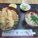 伊豫屋 - 【天丼　８００円】(ミニうどん・酢物・漬物付)