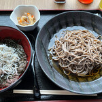 Soba Dainingu Raku - Bセット(釜揚しらす丼・そば 「冷」・季節の小鉢) 1100円。