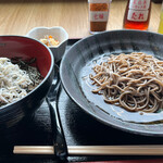 Soba Dainingu Raku - Bセット(釜揚しらす丼・そば 「冷」・季節の小鉢) 1100円。