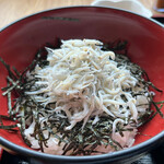 Soba Dainingu Raku - Bセット(釜揚しらす丼・そば 「冷」・季節の小鉢) 1100円。