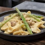 トリワイン ＰＩＫＯＳＨＨＨＵ - アスパラガスと鶏ミンチのファルファッレ カルボナーラソース