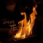 やきとり 正や - 炭火焼き中の炎