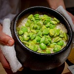 温石 - 美し過ぎる空豆ご飯。空豆はみずみずしく、いかにも採りたて。