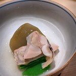 温石 - 蛤と丸茄子の炊き合せ　蛤の出汁餡。ふんわり上品な蛤は駿河湾の特徴でしょうか。