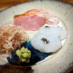 温石 - 造り　障泥烏賊、烏賊墨塩・赤ムツ　茗荷。しっとりした仕立ての赤ムツが絶品。障泥烏賊も間違いない甘み。温石さんでは期待通りで普通に頂きますが、別のお店でこれを頂いたら、ビックリして大騒ぎすると思います。