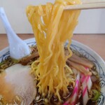 Kouka - かんすいの香りがする、
                        昔ながらの中華麺、
                        ウェーブがスープを引き上げ美味しい。