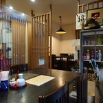 お料理ひろせ - 店内入ってすぐのテーブル席から、右奥のテーブル席方向。